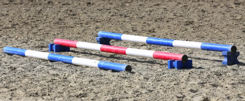 Bodenstangen für Pferdetraining auf dem Reitplatz.