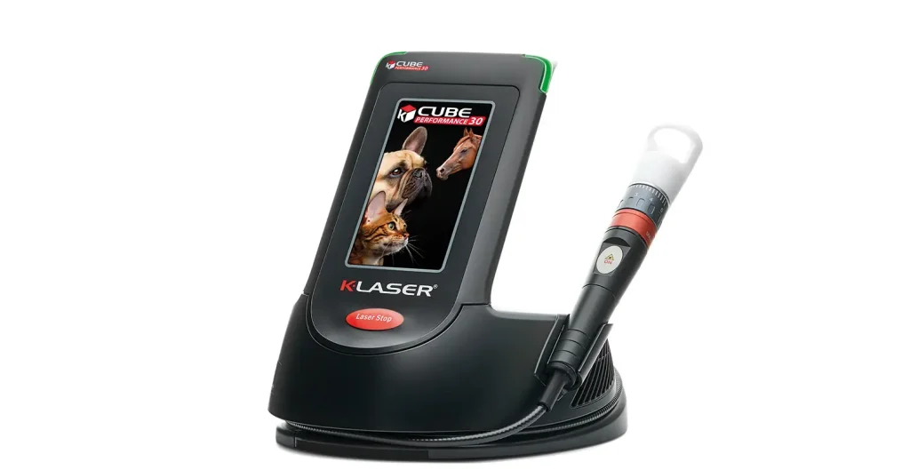 K-Laser Cube Performance 30 Gerät mit Handstück zur Lasertherapie bei Tieren, Display mit Hund, Katze und Pferd.
